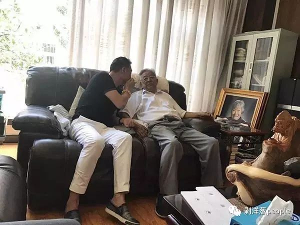 9月13日,褚时健在家中休息。图片来自网络