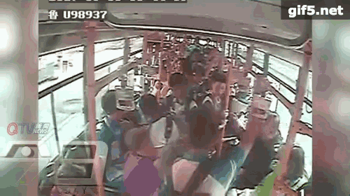 打人就不对!青岛公交上殴打让座学生男子被行