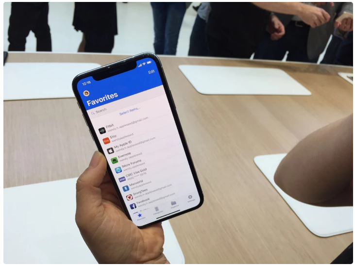 如果iPhone X赌未来,那iPhone 8是苹果自私的