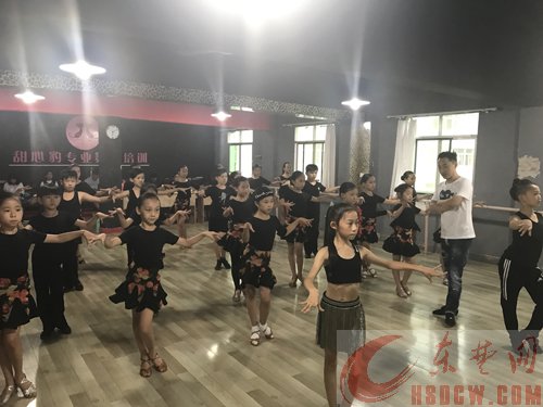 黄石甜心豹舞蹈培训学校邀请专家指导小学员 