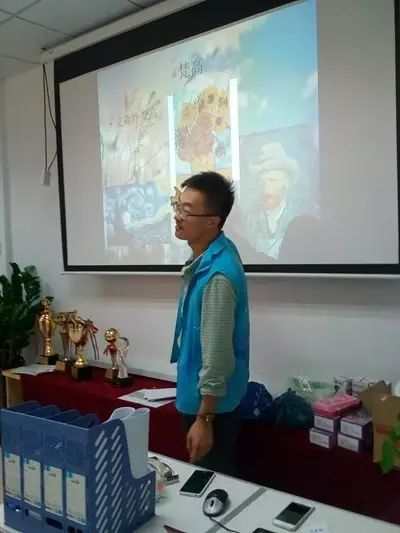 王耀栋在社区志愿为学生教学绘画