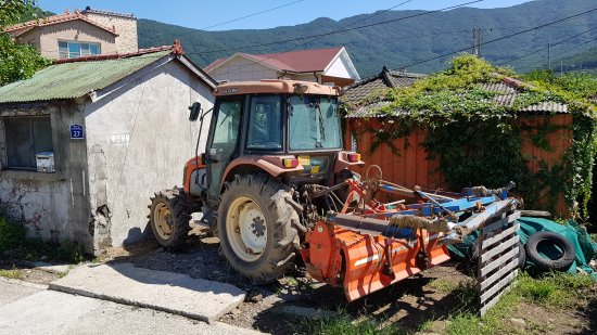 1505290480532562.jpg 文在寅故居入口被拖拉机堵住