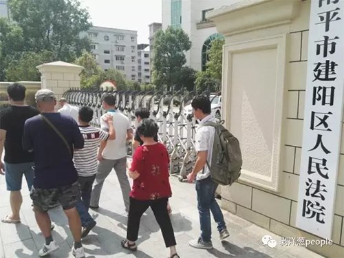 宣判无罪后,缪新华走出法院,重获自由。