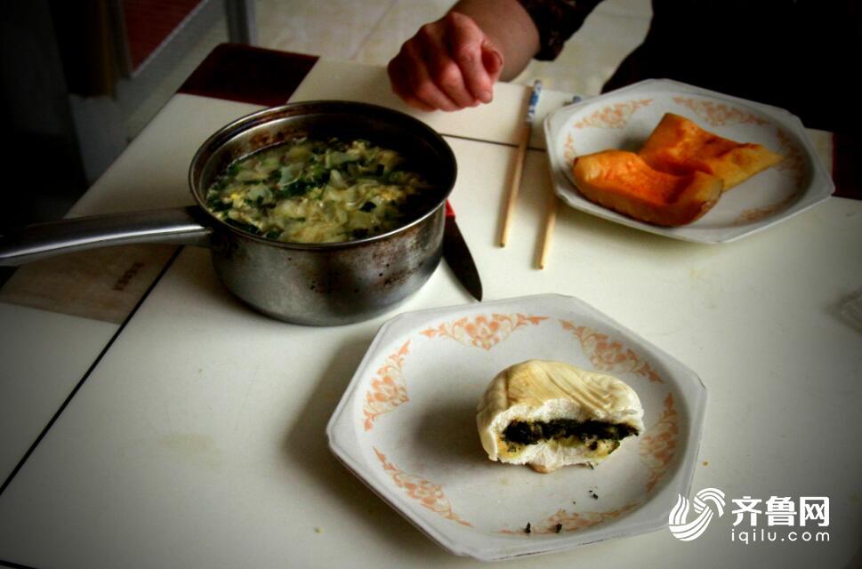 老奶奶卖冰棍十年捐出十几万 50元衣服穿多年