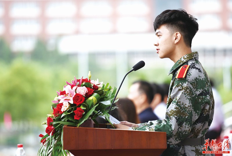 长沙理工大学一新生与明星撞脸 古巨基 来长沙