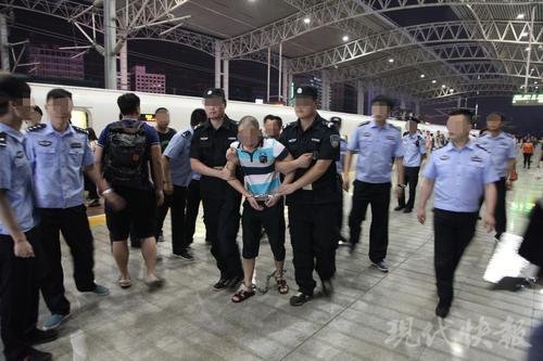 △警方将本案犯罪嫌疑人押解回镇江。警方供图