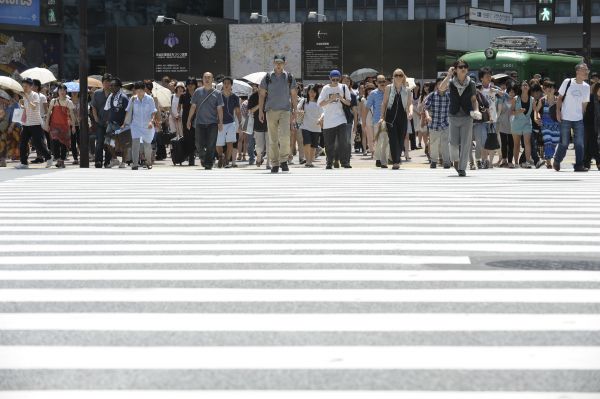  资料图片：行人在日本东京过马路。新华社发