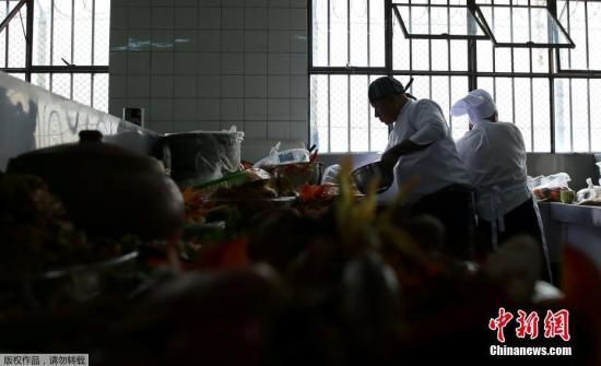 资料图：一监狱举办烹饪大赛，多个监狱的服刑人员比拼厨艺。