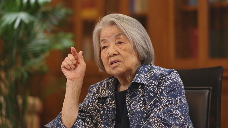 不惧右翼骚扰 日本老人坐轮椅来华讲述历史真