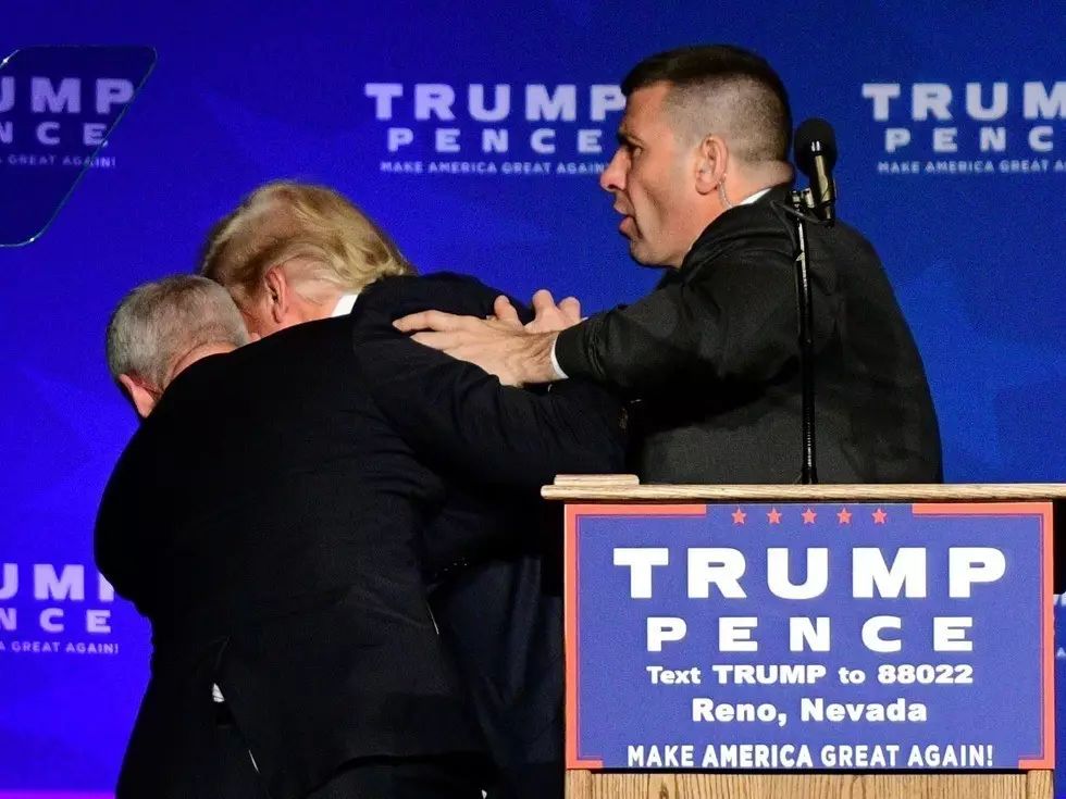 身边的大内侍卫,个个身手不凡,堪称地表最强