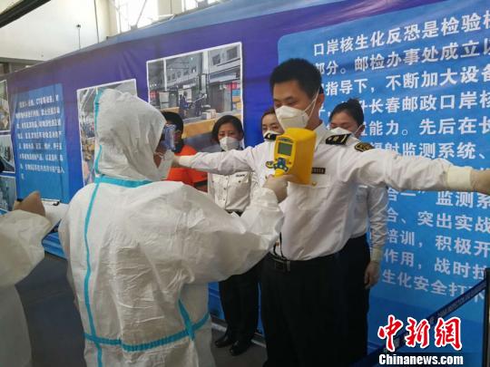 医学排查小组对隔离区人员开展放射性沾染排查及医学检查 金乔 摄