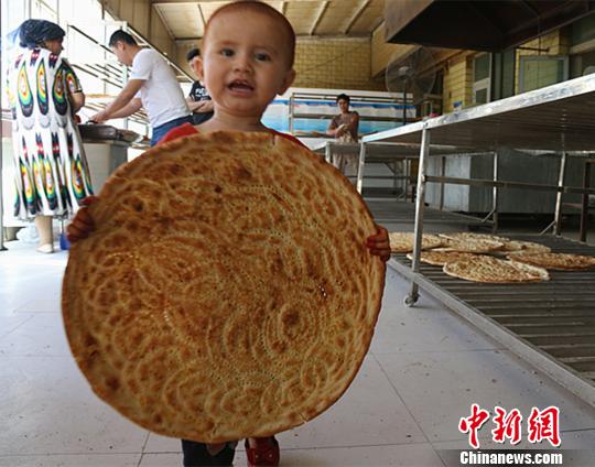 新疆库车大馕直径约60厘米 每天卖出3000个(图)