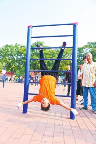 在郑州五一公园,老太太每天练功,金鸡独立、倒挂金钩、一字劈腿,一练就是俩小时。她说,如果不活动彻底,就会觉得全身不得劲。老人的心得是:坚持锻炼需要毅力和勇气。记者李岚摄影