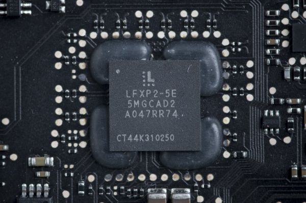 资料图:一台笔记本电脑上的莱迪思半导体公司的芯片。(美国《华尔街日报》网站)