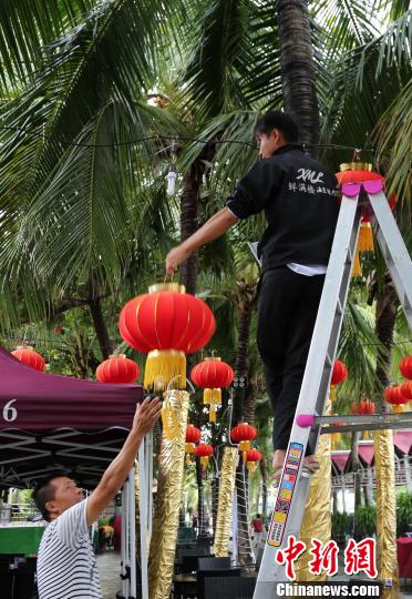 9月14日，三亚大东海景区海滩边的海鲜排档拆除部分设施防范台风来袭。　尹海明 摄