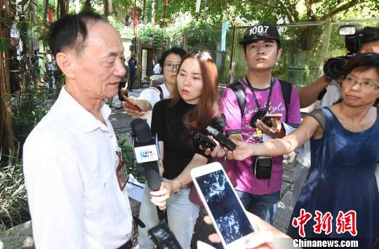 海峡(福州)大熊猫研究交流中心主任陈玉村介绍了“巴斯”传奇的一生和她最后的时光。 刘可耕 摄