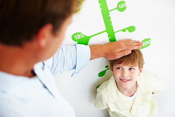 孩子长不高或因快速发育,矮小治疗越早越好|