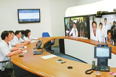 图为省医院远程会诊中心的专家正为金川县的患者会诊。付辉 摄