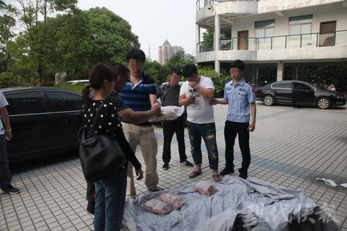 △警方将本案犯罪嫌疑人押解回镇江。警方供图