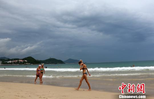 9月14日,三亚大东海景区,海面上乌云密布。 尹海明 摄