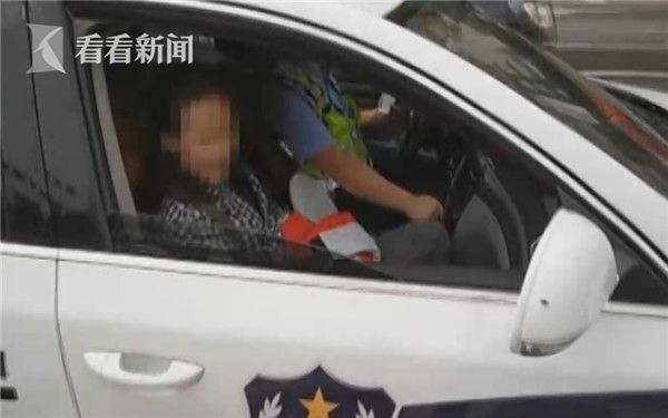 15岁女孩拦警车想唱歌当网红？自称想让更多人关注