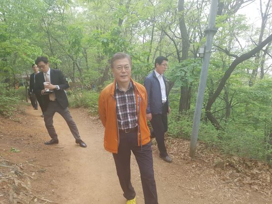 文在寅喜欢登山和散步