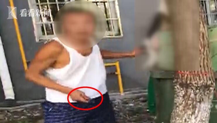 视频|可恶!男子光天化日把狗吊树上利刃剥皮