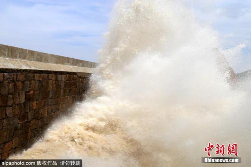 9月13日下午，浙江温岭，随着第18号台风“泰利”逐渐逼近我国东海海域，浙江温岭市石塘镇原本平静的海域掀起滔天巨浪。金云国 摄