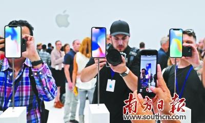人们在苹果新产品发布会上拍摄iPhone样机。 新华社发