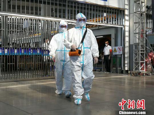 封控小组进行安全区域划定工作 金乔 摄