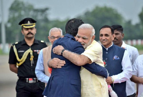印度总理莫迪（前右）13日在艾哈迈达巴德机场欢迎安倍到访（《印度快报》网站）
