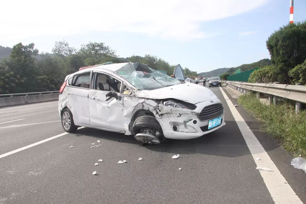 恐怖!宁波高速上副驾驶座上的她被甩飞当场死