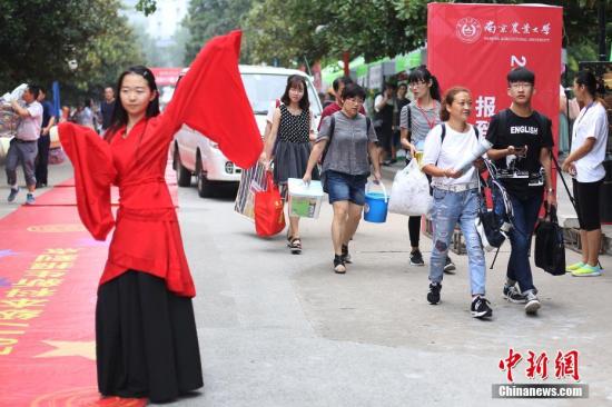  资料图：南京农业大学农学院的学生用舞蹈迎接新生。中新社记者 泱波 摄