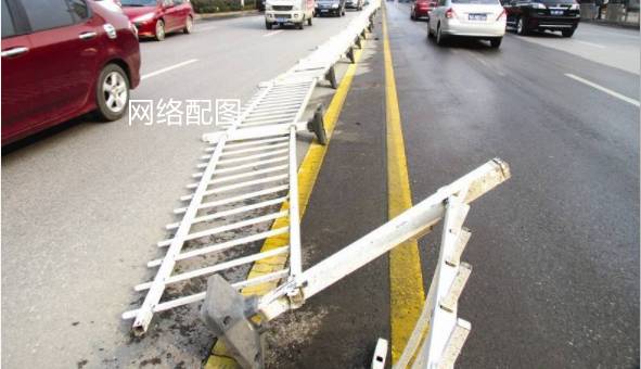 法院怎么判?骑摩托车撞上护栏身亡,家属把公路