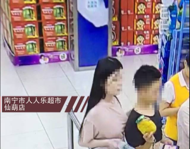女子不穿内衣逛超市,还挑逗排队男子?有人发了