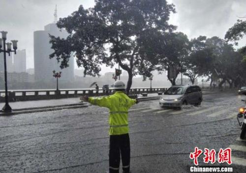“天鸽”过境广州,珠江水倒灌进入马路造成“水浸街”。 广州交警 摄