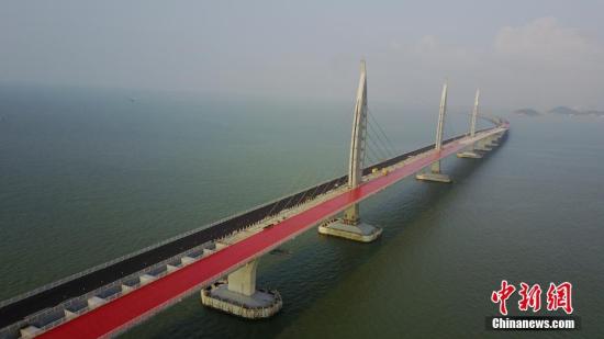 图为港珠澳大桥雄姿(资料图)。 <a target=\'_blank\' href=\'http://www.chinanews.com/\'>中新社</a>记者 陈文 摄
