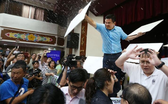 国民党"立委"在"立院"大打龙王水球,大战一片a龙王.彩虹岛水球状况图片