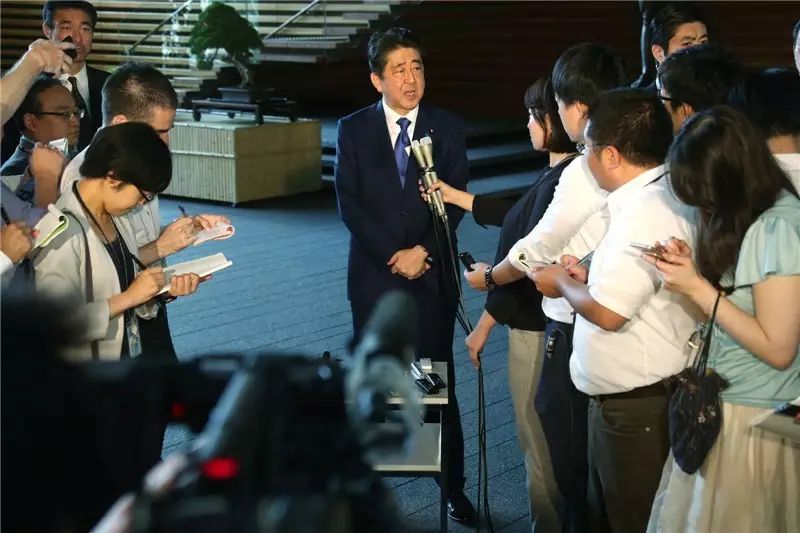 9月15日，日本首相安倍晋三在官邸回答媒体提问。新华社/法新