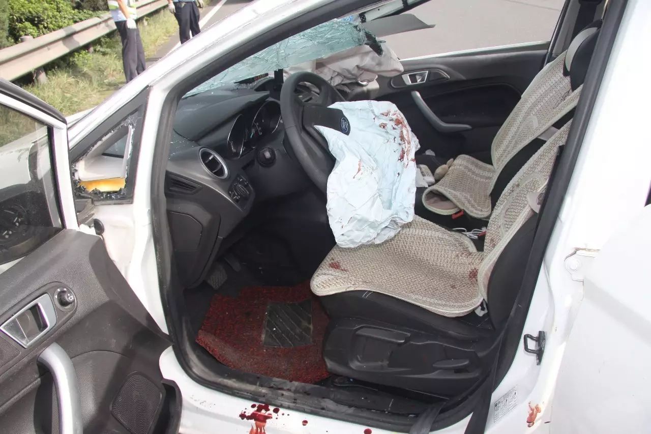 恐怖!宁波高速上副驾驶座上的她被甩飞当场死