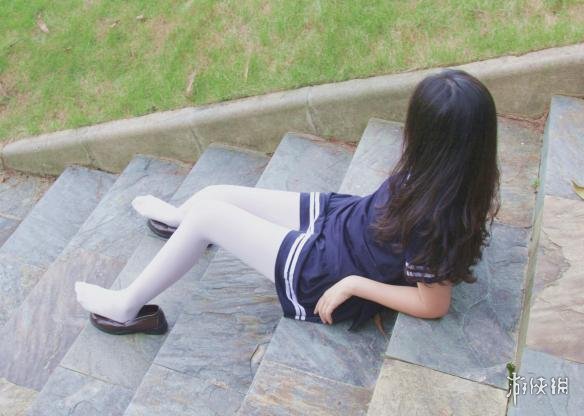 每日福利送不停周五白丝美腿的软妹等你看个大满贯