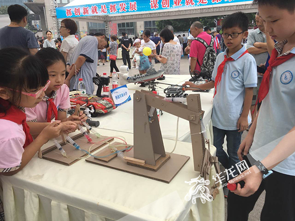 十一岁的小姑娘造出一个液压机械臂 通过几个注射器就能控制|王玮|机械臂|江北区_新浪新闻