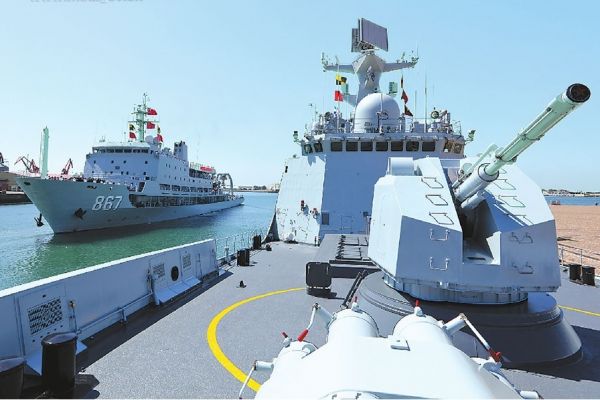 9月13日，参加中俄“海上联合-2017”联演第二阶段演习的中国军舰驶离青岛某军港。（香港《明报》网站）