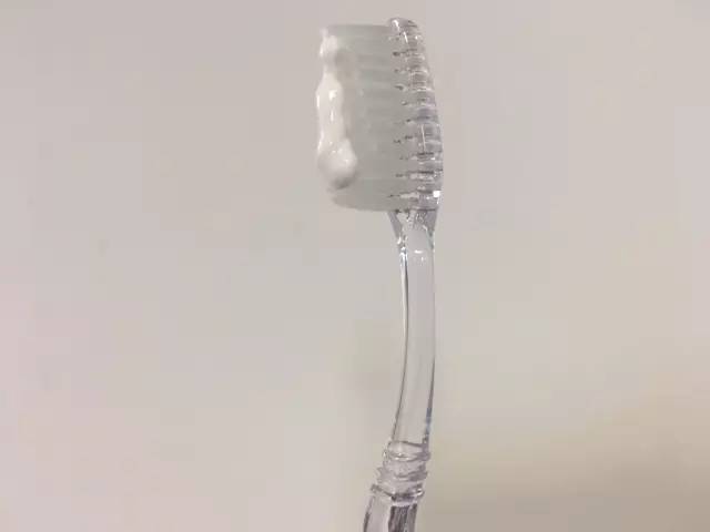 低头玩手机=头顶50斤?做好2个动作,尽早远离