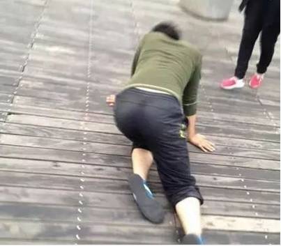 不忍直视!员工业绩没完成,老板竟想出这样的惩