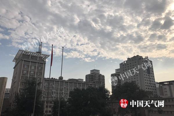 昨天下午，北京云量较多，天空有些阴沉。