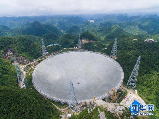 被譽為“中國天眼”的500米口徑球面射電望遠(yuǎn)鏡，是具有我國自主知識產(chǎn)權(quán)、最靈敏的射電望遠(yuǎn)鏡。它的落成啟用，對我國在科學(xué)前沿實現(xiàn)重大原創(chuàng)突破、加快創(chuàng)新驅(qū)動發(fā)展具有重要意義。（圖片來源：新華網(wǎng)）