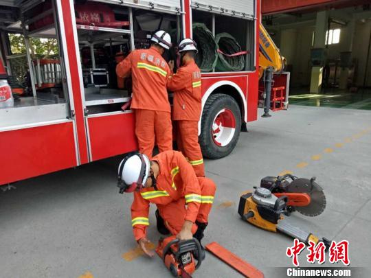 图为库车县公安消防大队消防官兵对相关车辆、器材进行了全面检查。 库车县公安消防大队提供 摄 新疆库车发生5.7级地震 多趟旅客列车暂停(图)