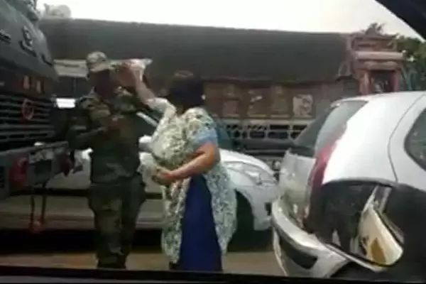 印度大妈狂扇士兵巴掌。（图片来源：视频截图）