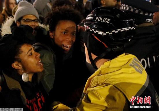 资料图：当地时间2015年11月24日，美国芝加哥，当地民众在警察局门口抗议白人警察杰森·戴克射杀17岁非裔青少年麦克唐纳（Laquan McDonald）。